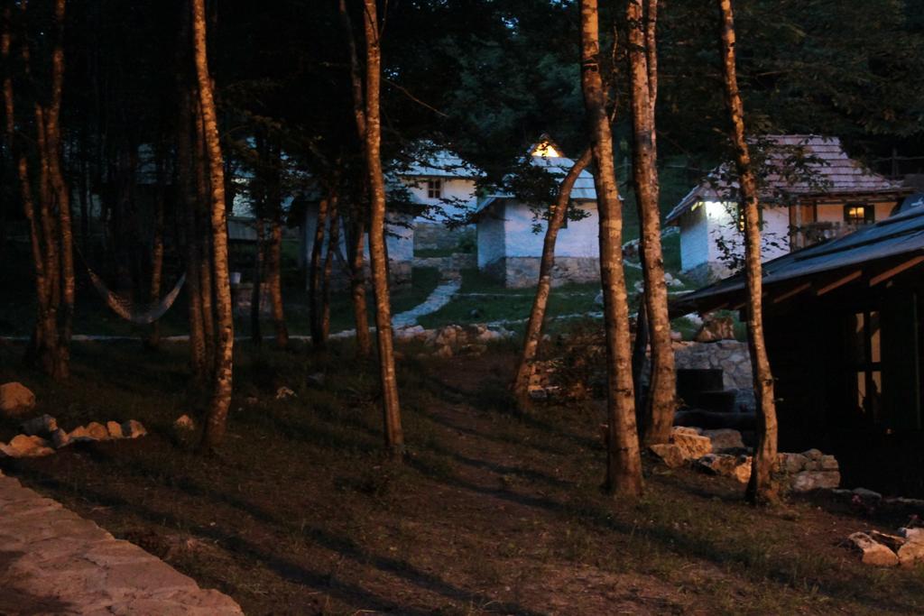 Camp Divlja Rijeka Ξενοδοχείο Hum Εξωτερικό φωτογραφία