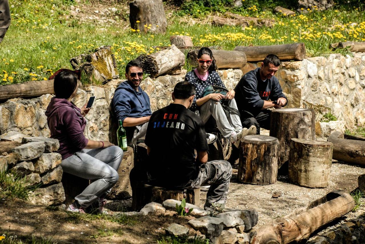 Camp Divlja Rijeka Ξενοδοχείο Hum Εξωτερικό φωτογραφία